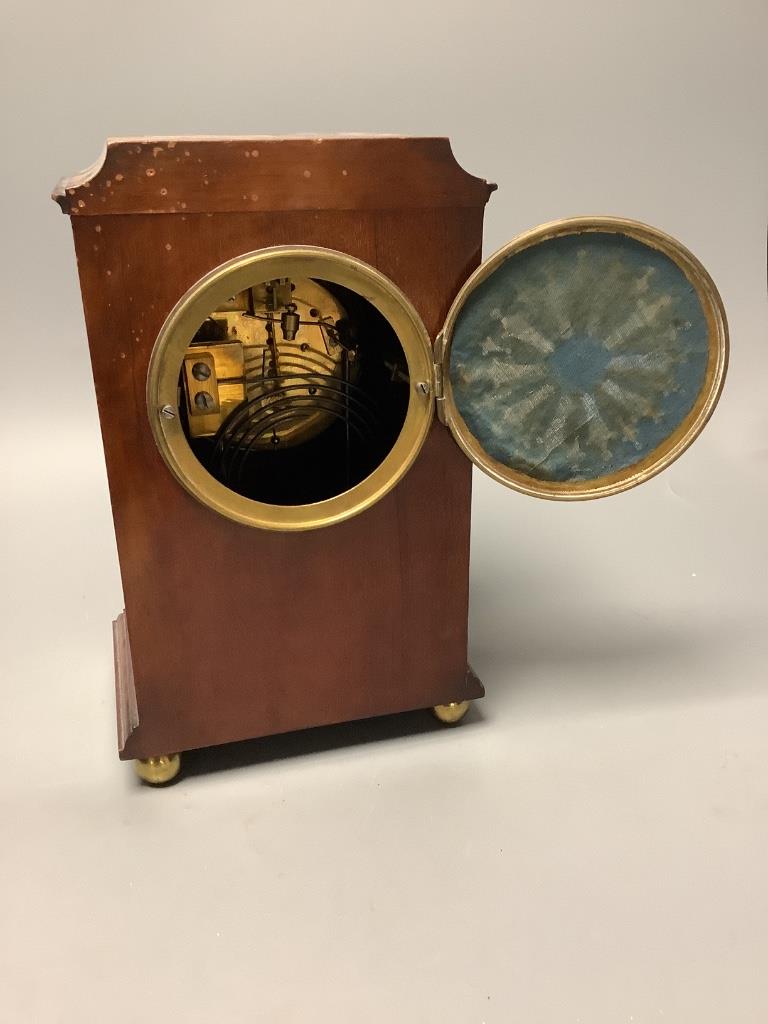 An early 20th century mahogany and marquetry mantel clock, 27 cm high